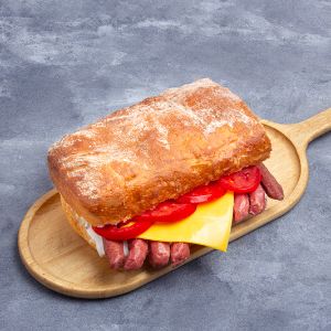 150 گرم سوسیس کباانوسی ، پوره خیار شور ، گوجه اسلایس شده ، پنیر ورقه گودا ، دیپ زیتون و سیر دست ساز ، نان چاپاتا ، همراه با سس رنچ دست ساز