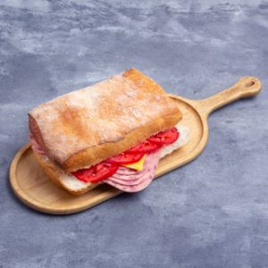 150 گرم ژامبون گوشت 90% ، پوره خیار شور ، گوجه اسلایس شده ، پنیر ورقه گودا ، دیپ زیتون و سیر دست ساز ، نان چاپاتا ، همراه با سس رنچ دست ساز