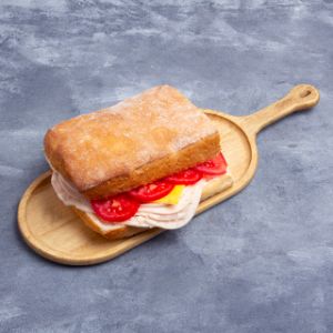 150 گرم ژامبون 90% ، پوره خیار شور ، گوجه اسلایس شده % ، پنیر ورقه گودا ، دیپ زیتون و سیر ، نان چاپاتا ، همراه با سس رنچ دست ساز