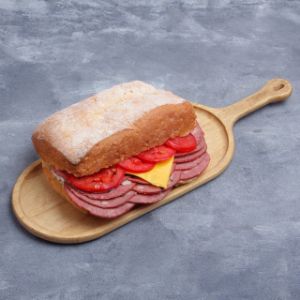 150 گرم کالباس سالامی فیبروز ، پوره خیار شور ، گوجه اسلایس شده ، پنیر ورقه گودا ، دیپ زیتون و سیر دست ساز ، نان چاپاتا ، همراه با سس رنچ دست ساز

