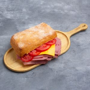 150 گرم بیکن 90% ، پوره خیار شور ، گوجه اسلایس شده ، پنیر ورقه گودا ، دیپ زیتون و سیر دست ساز ، نان چاپاتا ، همراه با سس رنچ دست ساز