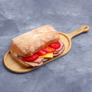 100 گرم کالباس سالامی فیبروز ، پوره خیار شور ، گوجه اسلایس شده ، پنیر ورقه گودا ، دیپ زیتون و سیر دست ساز ، نان چاپاتا ، همراه با سس رنچ دست ساز