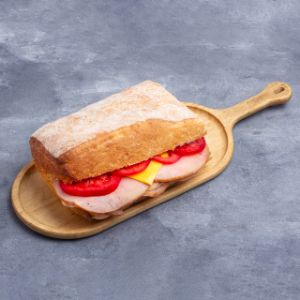 150 گرم سینه بوقلمون مکزیکی ، پوره خیار شور ، گوجه اسلایس شده ، پنیر ورقه گودا ، دیپ زیتون و سیر دست ساز ، نان چاپاتا ، همراه با سس رنچ دست ساز